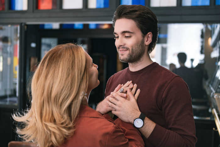 How to Deal with Challenges in an Age-Gap Relationship? | E-Counseling.com